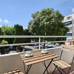 cozy-apartment-with-balcony-in-the-heart-of-the-8th.fr-provencehotel.com/